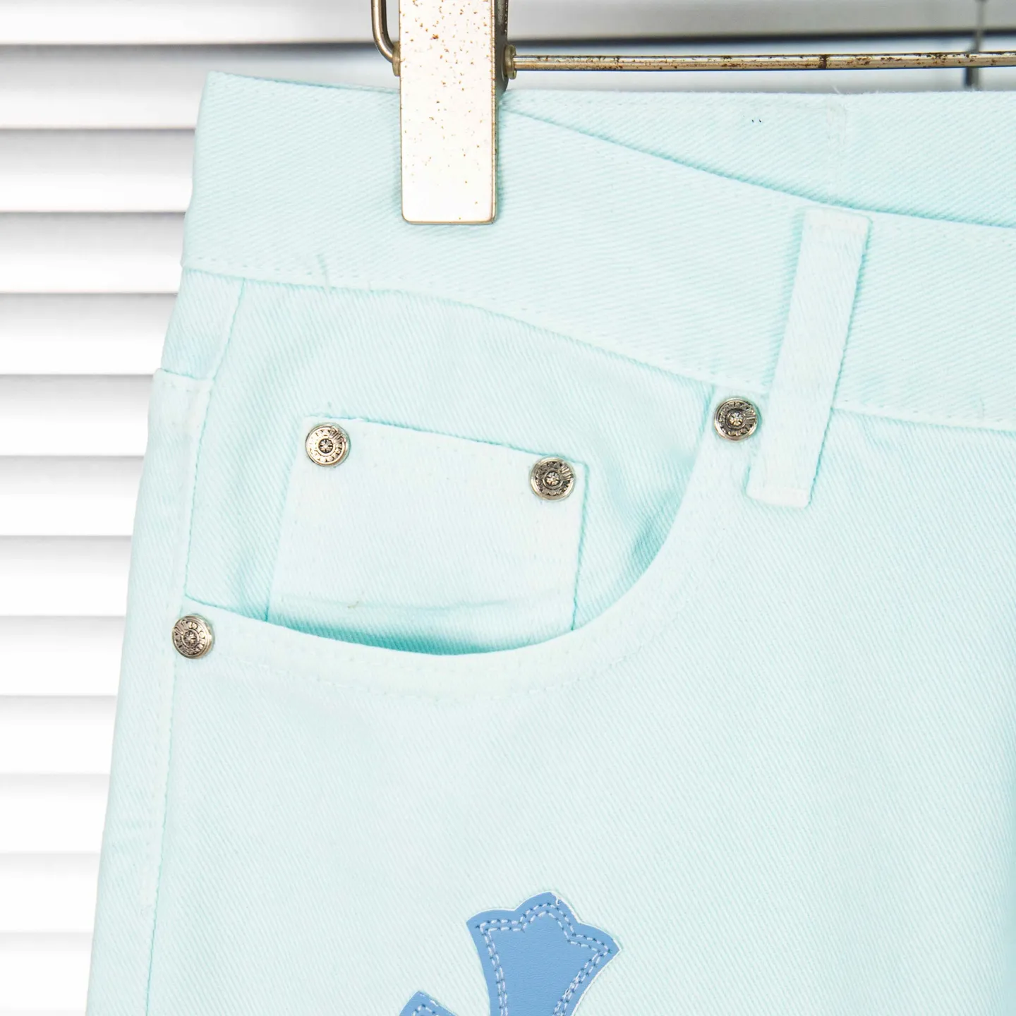 P240 (high version, running quantity) Chrome Hearts light blue blue pants, pink and blue patchwork leather couple's best friend jeans. CH jeans need to be washed and then disassembled and hand-made with sheepskin cross leather and then spliced ​​to complete. The whole process is not clear. The patchwork cross pattern is embellished, and the high-waisted washed jeans! ! Absolutely high-end luxury products, god-level single products and super popular products, made with top heavy industry, a must-see magic weapon. Customized hardware. The fabric is thick and soft after washing. It has good breathability. Customized small leather label. Unique design. The details are simple and elegant, and the workmanship is exquisite. The entire trousers are neatly routed and the details are in place! It’s so cool that both men and women can easily control the genderless trend! Style number: 1817# Color: Picture color Size: 28 30 32 34 36